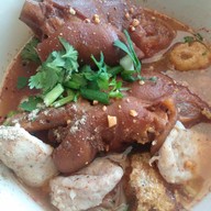 ต้นตำรับ ก๋วยเตี๋ยวขาหมูตำลึง