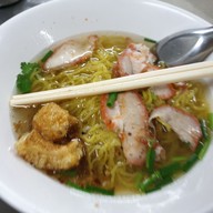 สหชัย บะหมี่เกี๊ยวปู หมูแดง