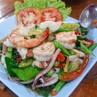 สมบูรณ์ ซีฟู๊ด