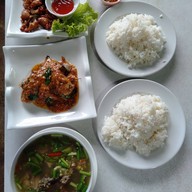 ร้านเล่าปี่ สลัดปลา ( ครัวลุงญา )  หนองปลาไหล
