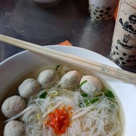 ลูกชิ้นหมูน้ำใสเฮียบู้ อุดมสุข
