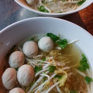 ลูกชิ้นหมูน้ำใสเฮียบู้ อุดมสุข