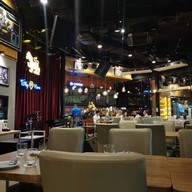 บรรยากาศ Why Here Bar & Bistro The Avenue Ratchayothin