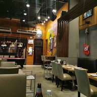 บรรยากาศ Why Here Bar & Bistro The Avenue Ratchayothin