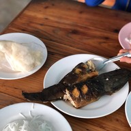 เมนูของร้าน ไข่มุก เมี่ยงปลาเผา ส้มตำรสเด็ด