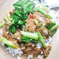 สุกี้สุดยอดน้ำจิ้ม ตาเหนาะ อาหารตามสั่ง ราดหน้า ผัดซีอิ้ว คั่วไก่ เจ้าเก่าท่าน้ำนนท์