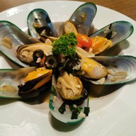 เมนูของร้าน Why Here Bar & Bistro The Avenue Ratchayothin