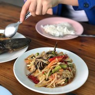 เมนูของร้าน ไข่มุก เมี่ยงปลาเผา ส้มตำรสเด็ด