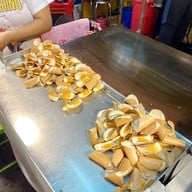 เมนูของร้าน ขนมเบื้องเจ้เจี๊ยบ ตลาดโต้รุ่งหัวหิน