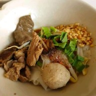 ก๋วยเตี๋ยวเรือเจ๊แดง ประชาอุทิศ79