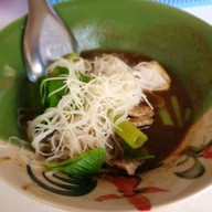 ก๋วยเตี๋ยวเรือเจ๊แดง ประชาอุทิศ79