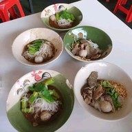 ก๋วยเตี๋ยวเรือเจ๊แดง ประชาอุทิศ79