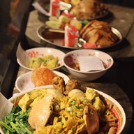 เมนูของร้าน บะหมี่จอมพลัง ตลาดรถไฟศรีนครินทร์