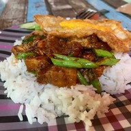 เมนูของร้าน สังวาลย์หมูกรอบ