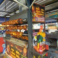 ิจิระภาไก่หมุนหมักน้ำผึ้ง หน้าตลาดโกสุมรวมใจ