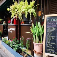 หน้าร้าน Euphoria Cafe ราชวิถีซอย 2