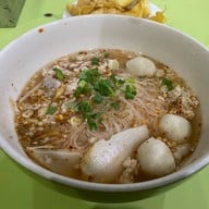 เมนูของร้าน ก๋วยเตี๋ยวเกี๊ยวฟรี ท่าพระจันทร์
