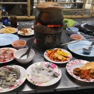 แฝดหมูจุ่ม&หมูกะทะ อาหารตามสั่ง
