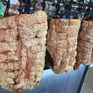 ตุ๊กตา หมูแดง หมูกรอบ ตลาดยิ่งเจริญ