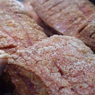 ตุ๊กตา หมูแดง หมูกรอบ ตลาดยิ่งเจริญ