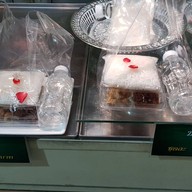 ร้านแม่ติ๋ว ปลาแนม-ไส้กรอก ตลาด บอง มาร์เช่