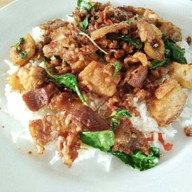 กะเพราแท้ ร้านยิ่งเจริญ สาขาสำนักงานที่ดินบ้านโป่ง