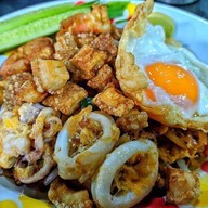 ผัดไทยในอู่ ผัดไทยกากหมูสูตรโบราณ