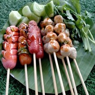 ลูกชิ้นหมูปิ้งไม้ละ 3 บาท ห๊ะ สาขาเพชรเกษม81/6 ม.หรรษา