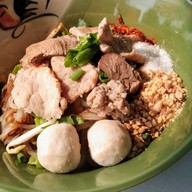 ก๋วยเตี๋ยวเรือเจ๊แดง ประชาอุทิศ79