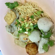 เมนูของร้าน ก๋วยเตี๋ยวลูกชิ้นปลาอินทรีย์