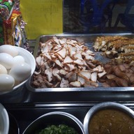 ข้าวหมูแดง หมูกรอบ ตลาดบางใหญ่