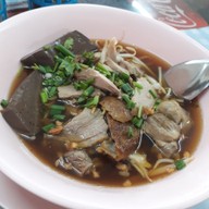 เมนูของร้าน เจ๊ทิพย์ ก๋วยเตี๋ยวเป็ด หมูกรอบ หมูแดง