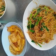 เมนูของร้าน ราดหน้ายอดผักนายเคี้ยงเอ็มไพร์ พญาไท 3