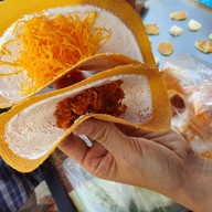 เมนูของร้าน ขนมเบื้อง หน้าท่าเรือเจริญสุนทร