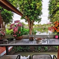 อิ่มริมคลอง