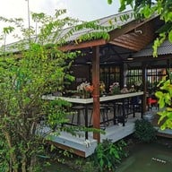 อิ่มริมคลอง