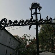 หน้าร้าน Grandpa's Café -