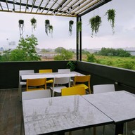 บรรยากาศ Yellow Stone Bistro Bar & Karaoke