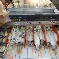 เมนูของร้าน หมึกดำ หน้า ม.แม่โจ้(ปลาหมึกย่าง เห็ดออรินจิย่าง)