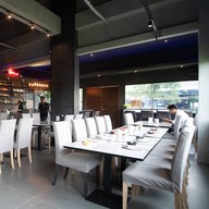 บรรยากาศ Yellow Stone Bistro Bar & Karaoke