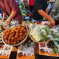 บรรยากาศ แหนมหมู ยายจันทร์