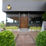 หน้าร้าน Yellow Stone Bistro Bar & Karaoke