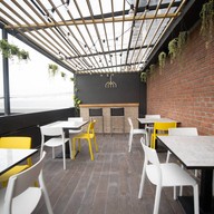 บรรยากาศ Yellow Stone Bistro Bar & Karaoke