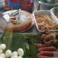 หน้าร้าน หมูทอด นายเบียร์