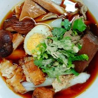 โกเจี๊ยบก๋วยจั๊บสูตรโบราณ Ao Ngen food market