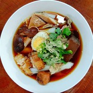 โกเจี๊ยบก๋วยจั๊บสูตรโบราณ Ao Ngen food market