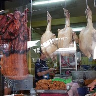 หน้าร้าน เฮียตั้วข้าวมันไก่ ข้าวหมูแดง ก๋วยเตี๋ยวหมู