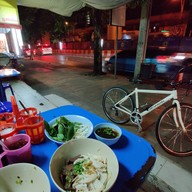 บรรยากาศ ก๋วยเตี๋ยวไก่รสเด็ด ลาดพร้าว 35 (น้องเจ)