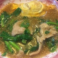 ราดหน้า ราดหน้ายอดผัก เฮียไก่ หมู่บ้านบัวทอง หมู่บ้านบัวทอง