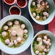 เมนูของร้าน เบิ้ม ลูกชิ้นเนื้อลูกชิ้นหมูน้ำใส